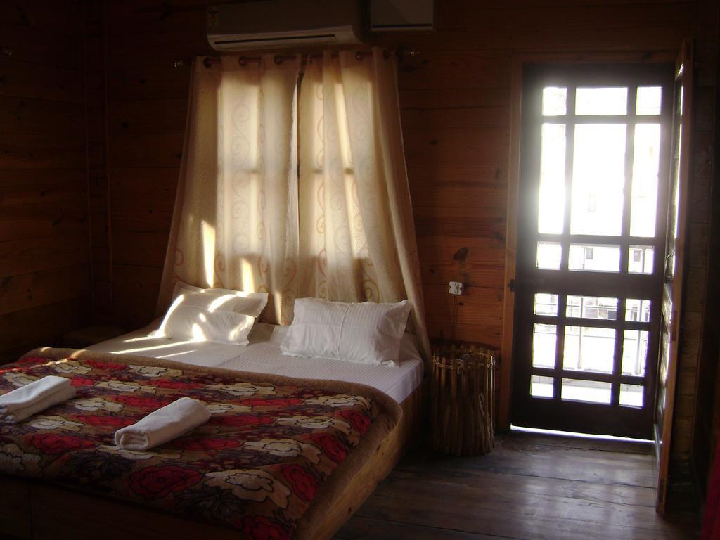Akash Continental Hotell Rishīkesh Exteriör bild