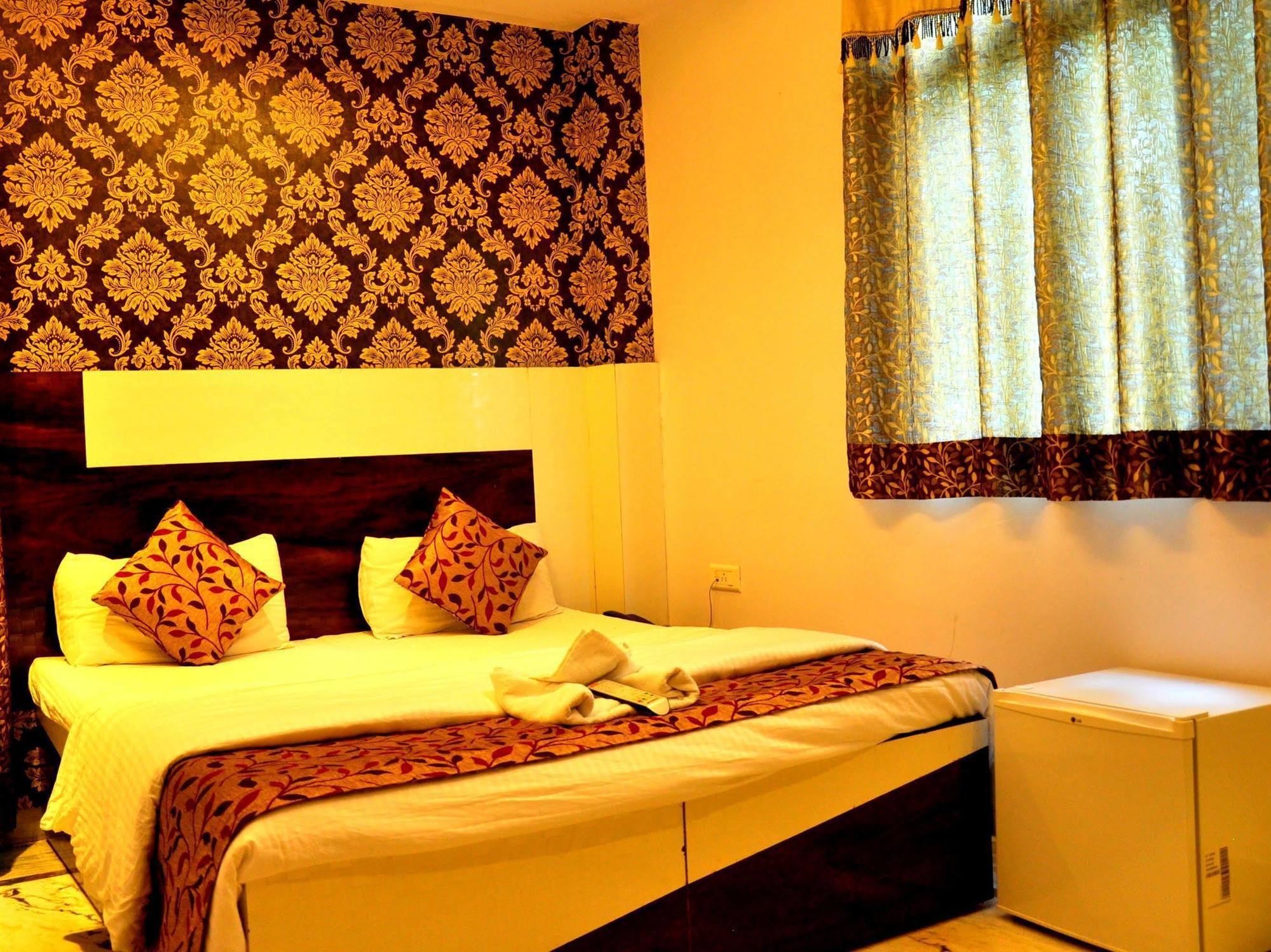 Akash Continental Hotell Rishīkesh Exteriör bild